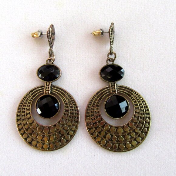 Textured brass dangling pierced earrings with faux onyx stones - Picture 5 of 8